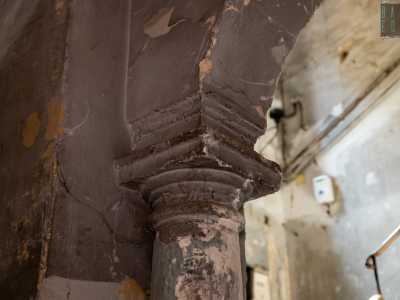 ...sulla sinistra invece un arco tufaceo sorretto da colonnine doriche...
